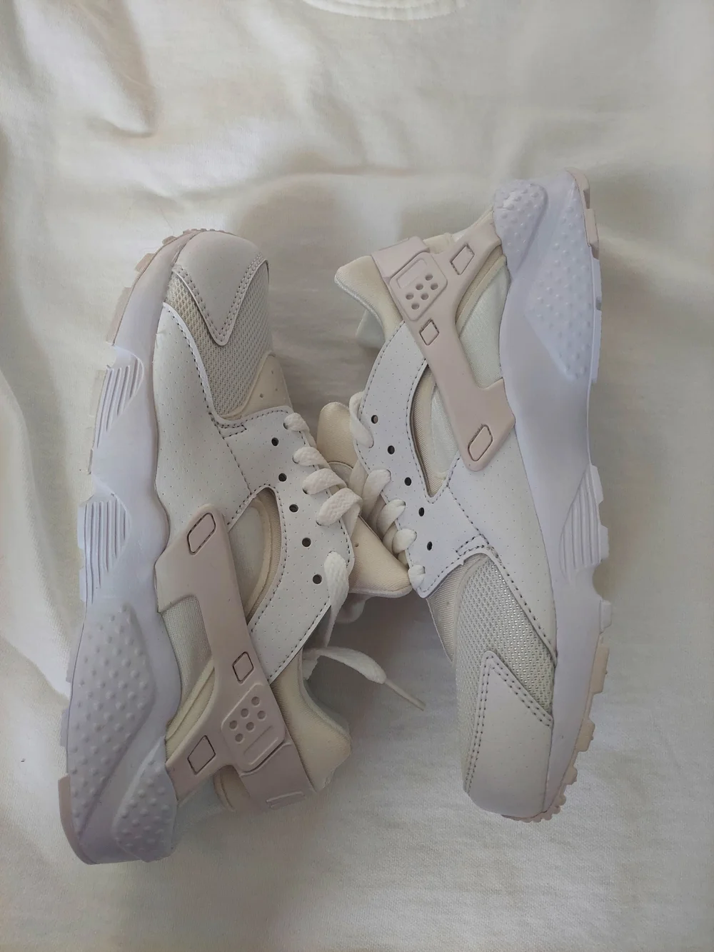 Nike Kids White & Cream Huarache Sneakers - With Box